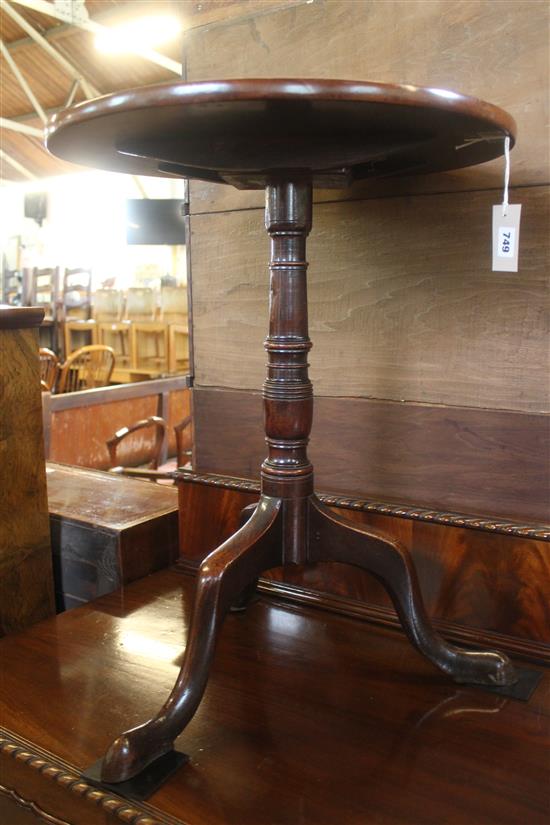 George III circular mahogany tilt-top occasional table